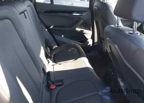 2018 BMW X1 xDrive28I из США, поврежденный, VIN WBXHT3C35J5L34663